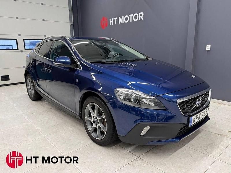 Blå Begagnad 2015 Volvo V40 CC Ocean Race Kombi | 174 800 kr (Marknadspris) - Bild 1/4