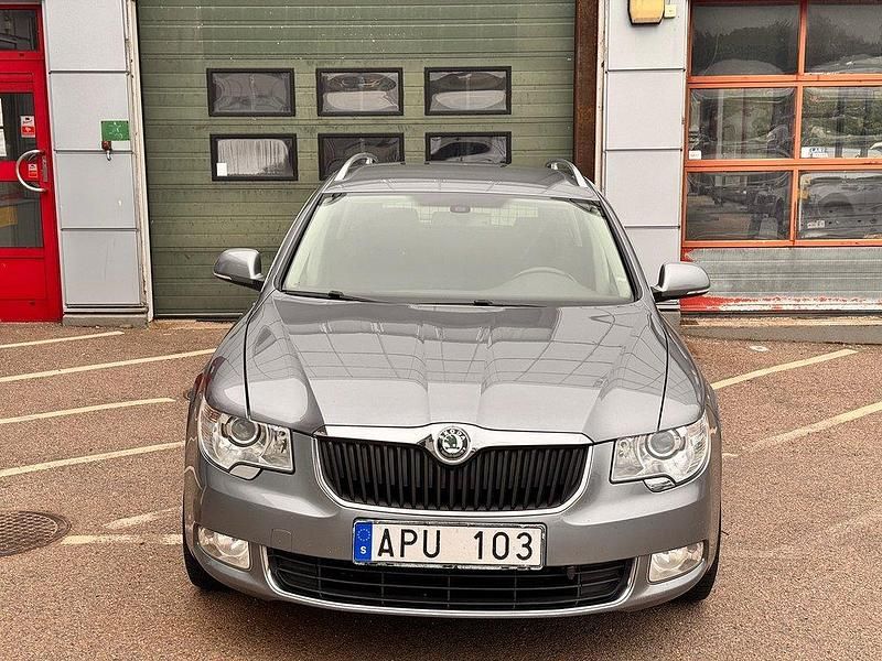 Silver Begagnad 2010 Skoda Superb Elegance Kombi | 62 000 kr (Lite dyr) - Bild 1/4