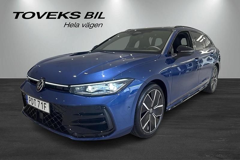 Reef blue met grenadilla Begagnad 2024 VW Passat R-line Kombi | 529 900 kr - Bild 1/4