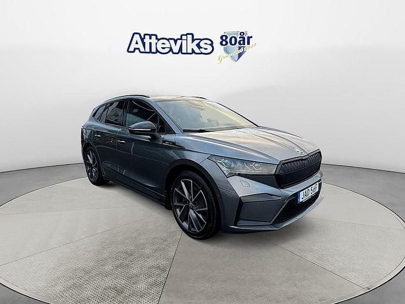 Grå Begagnad 2022 Skoda Enyaq iV SportLine SUV | 369 900 kr (Lite dyr) - Bild 1/4