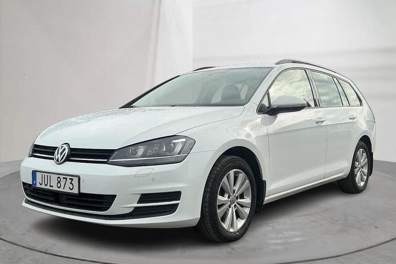 Vit Begagnad 2016 VW Golf VII Sedan | 109 000 kr - Bild 1/4