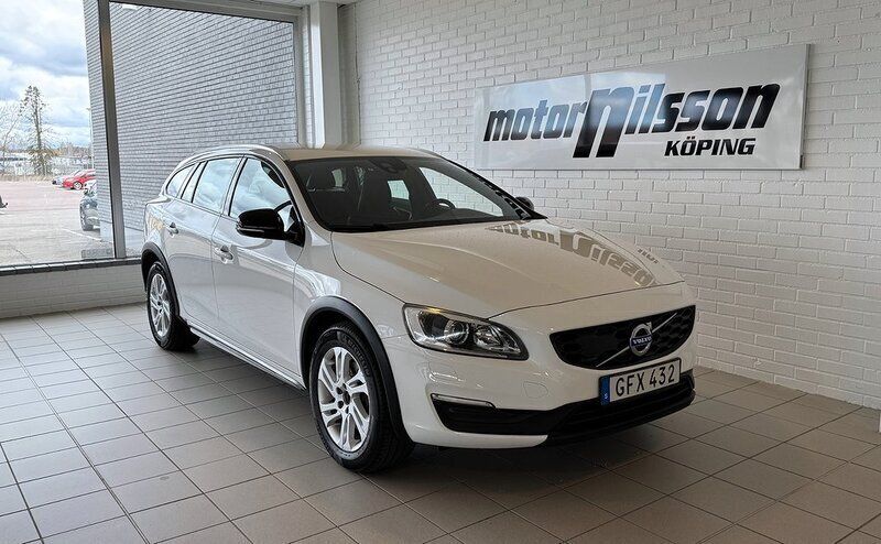 Vit Begagnad 2016 Volvo V60 CC Business Edition Kombi | 144 500 kr (Marknadspris) - Bild 1/4