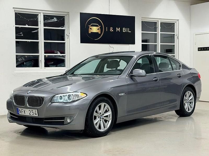 Grå Begagnad 2012 BMW 535 Sedan | 229 900 kr (Lite dyr) - Bild 1/4