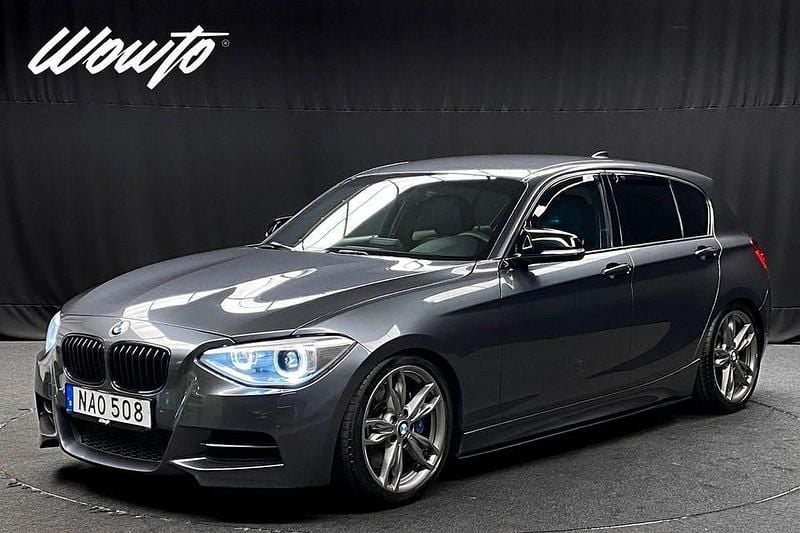 Grå Begagnad 2013 BMW M135 Halvkombi | 219 800 kr (Marknadspris) - Bild 1/3