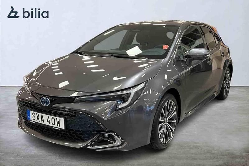 Grå Begagnad 2024 Toyota Corolla Hybrid Halvkombi | 289 900 kr - Bild 1/1