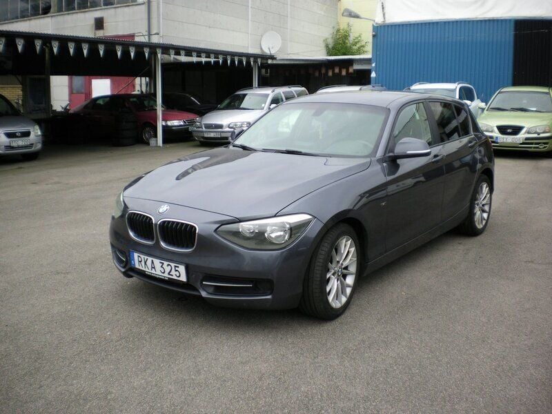 Mörkgrå (grå) Begagnad 2013 BMW 116 Sport Line Halvkombi | 65 000 kr (Marknadspris) - Bild 1/4