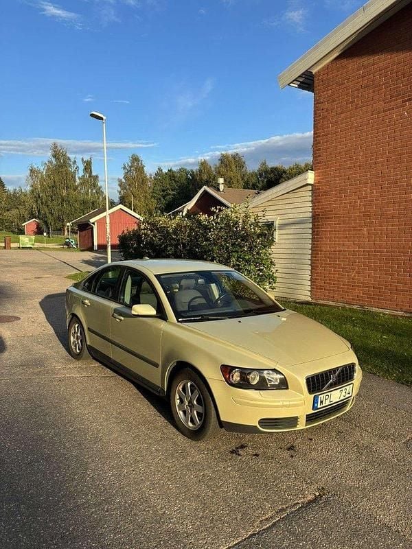 Grön Begagnad 2005 Volvo S40 Sedan | 39 900 kr (Marknadspris) - Bild 1/4
