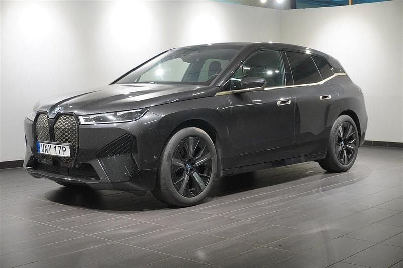 Grå Begagnad 2022 BMW iX Sport Line SUV | 499 800 kr (Marknadspris) - Bild 1/2