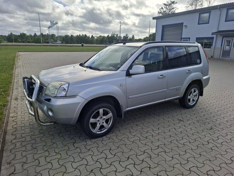 Silver Begagnad 2005 Nissan X-Trail SUV | 18 000 kr (Bra pris) - Bild 1/4