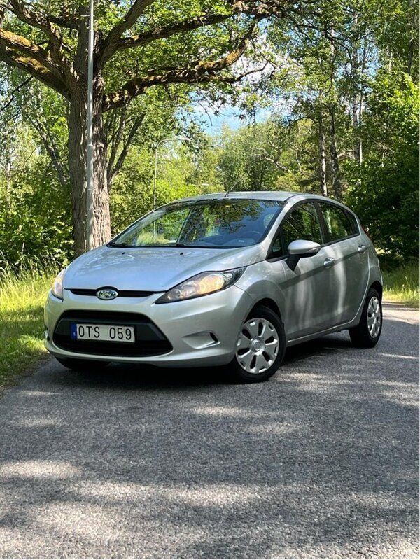 Grå Begagnad 2009 Ford Fiesta Trend Halvkombi | 26 999 kr (Marknadspris) - Bild 1/4