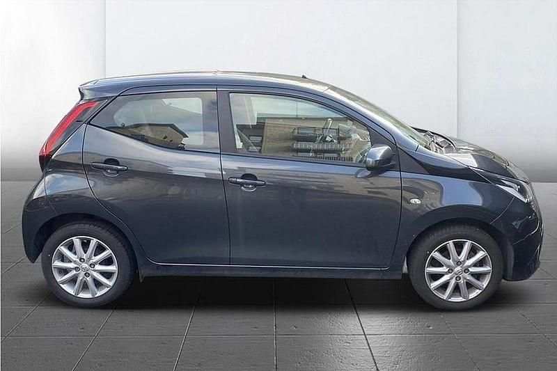 Begagnad Toyota Aygo X-play 72 HK (52 kW) 2019 Mörkgrå Halvkombi