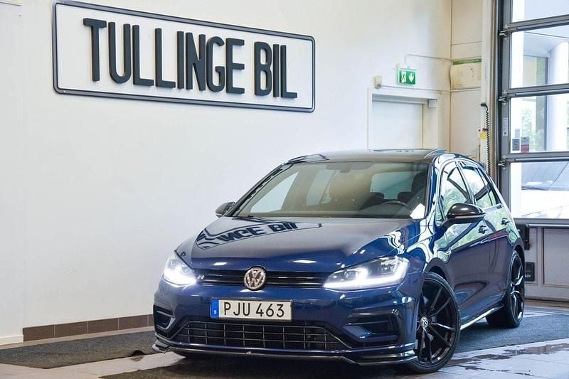 Mörkblå Begagnad 2017 VW Golf VII R Halvkombi | 329 900 kr - Bild 1/4