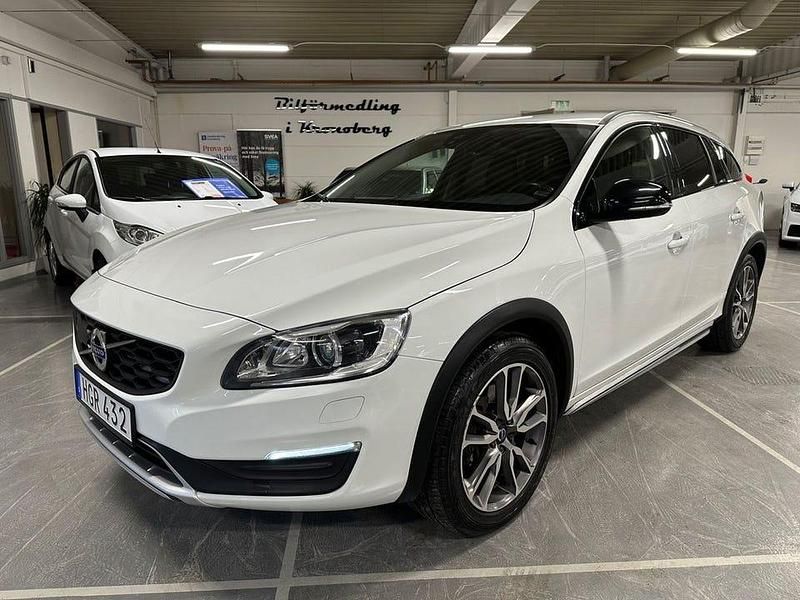 Vit Begagnad 2018 Volvo V60 CC Standard Kombi | 189 000 kr (Bra pris) - Bild 1/4