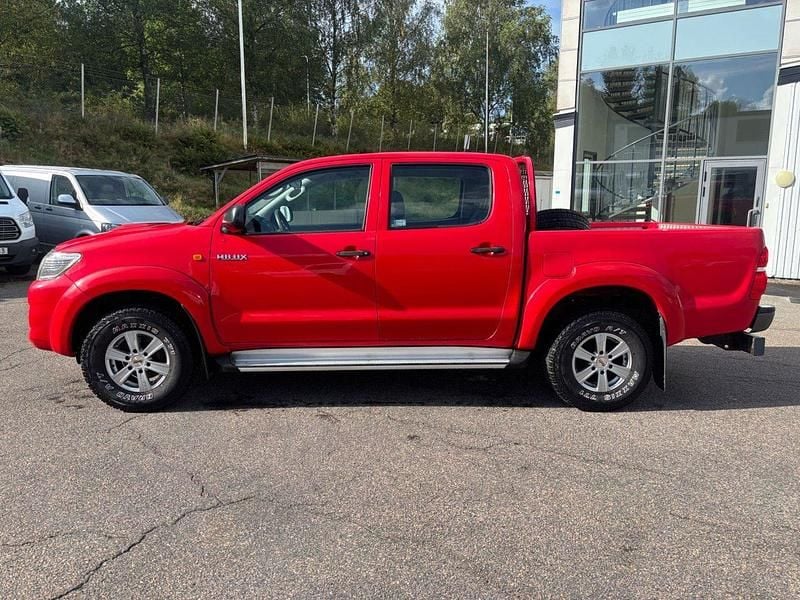 Röd Begagnad 2012 Toyota HiLux Pickup | 138 000 kr (Marknadspris) - Bild 1/4