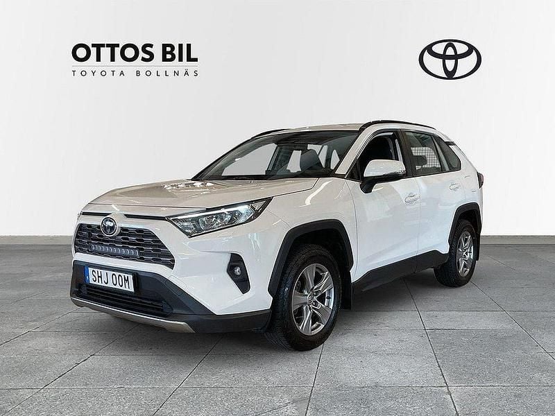 Vit Begagnad 2022 Toyota RAV4 Hybrid Active SUV | 319 900 kr (Marknadspris) - Bild 1/4