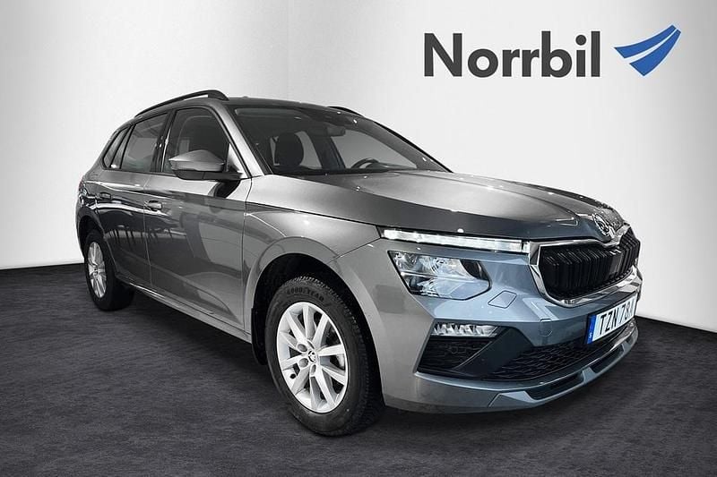 Grå Begagnad 2024 Skoda Kamiq Selection SUV | 247 400 kr (Marknadspris) - Bild 1/4
