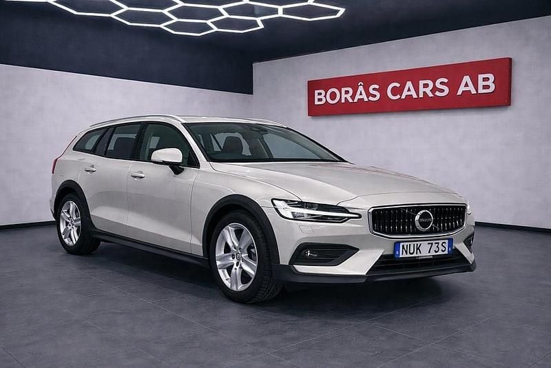 Begagnad Volvo V60 CC Momentum 190 HK (139 kW) 2019 Vit Kombi