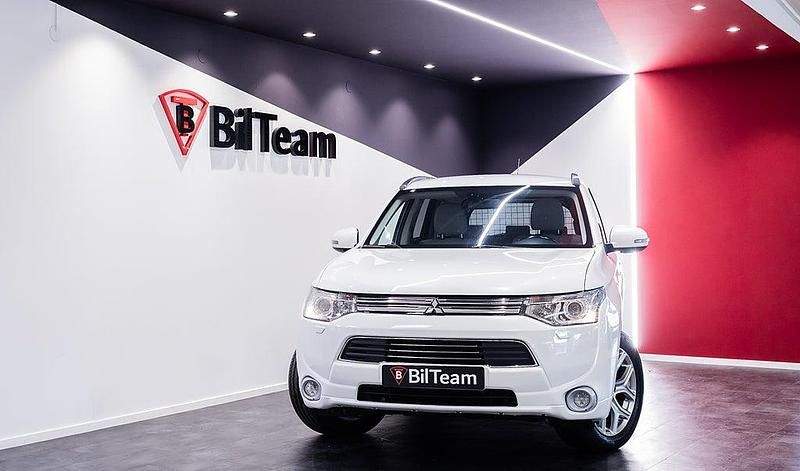 Vit Begagnad 2014 Mitsubishi Outlander P-HEV SUV | 119 900 kr (Marknadspris) - Bild 1/4