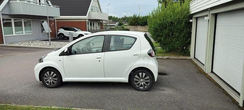 Vit Begagnad 2011 Toyota Aygo Halvkombi | 54 000 kr (Lite dyr) - Bild 1/4
