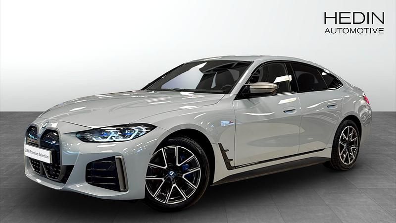 Grå Begagnad 2022 BMW i4 M Sport Sedan | 518 700 kr (Marknadspris) - Bild 1/4