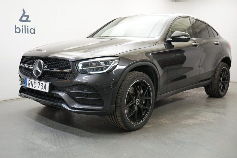 Grå Begagnad 2022 Mercedes GLC300e AMG Sportkupé | 569 900 kr (Lite dyr) - Bild 1/4