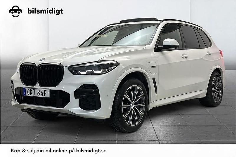 Vit Begagnad 2022 BMW X5 iPerformance SUV | 494 900 kr - Bild 1/3