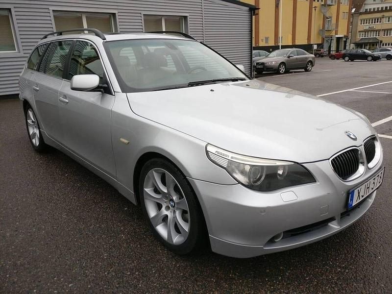 Silver Begagnad 2004 BMW 530 M Sport Kombi | 59 900 kr (Bra pris) - Bild 1/4