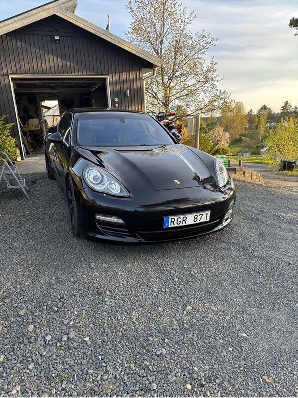 Svart Begagnad 2012 Porsche Panamera 4S Sport Sedan | 279 000 kr (Superpris) - Bild 1/4