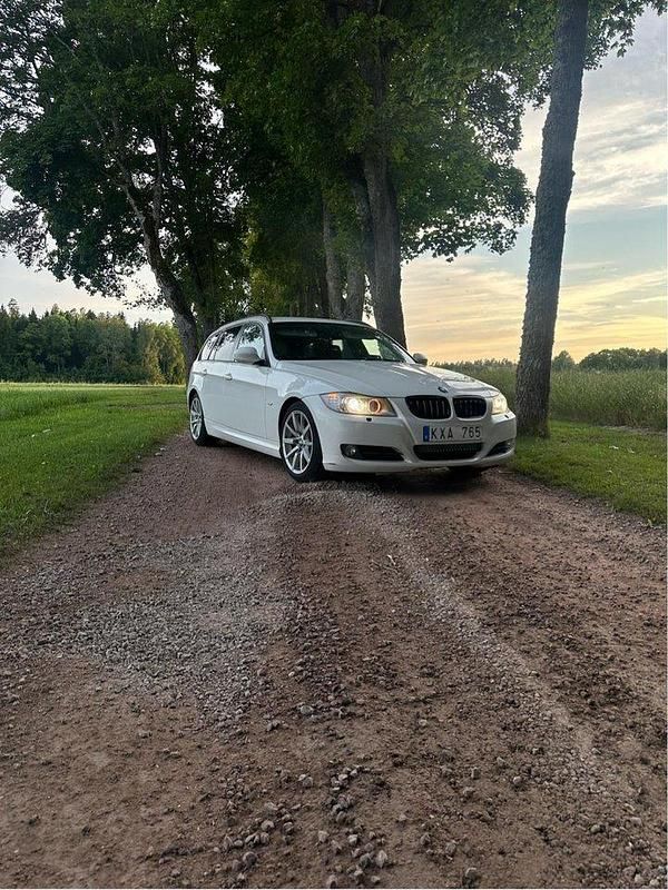 Vit Begagnad 2011 BMW 318 Comfort Edition Kombi | 48 500 kr (Bra pris) - Bild 1/4