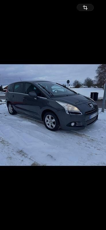 Mörk grå metallic Begagnad 2010 Peugeot 5008 | 34 500 kr (Marknadspris) - Bild 1/4