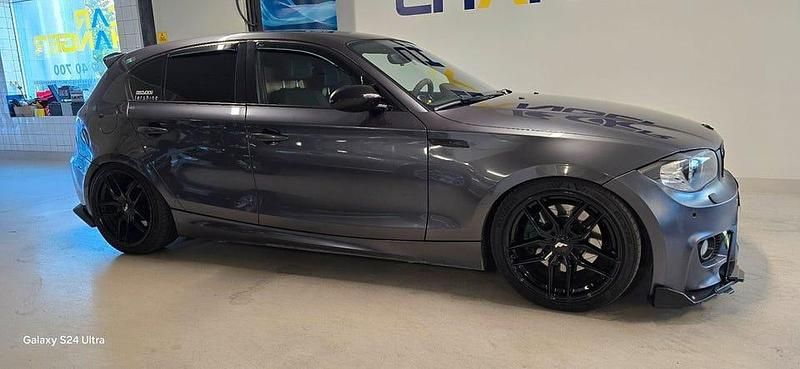 Begagnad BMW 123 M Sport 204 HK (150 kW) 2008 Mörkgrå (grå) Halvkombi