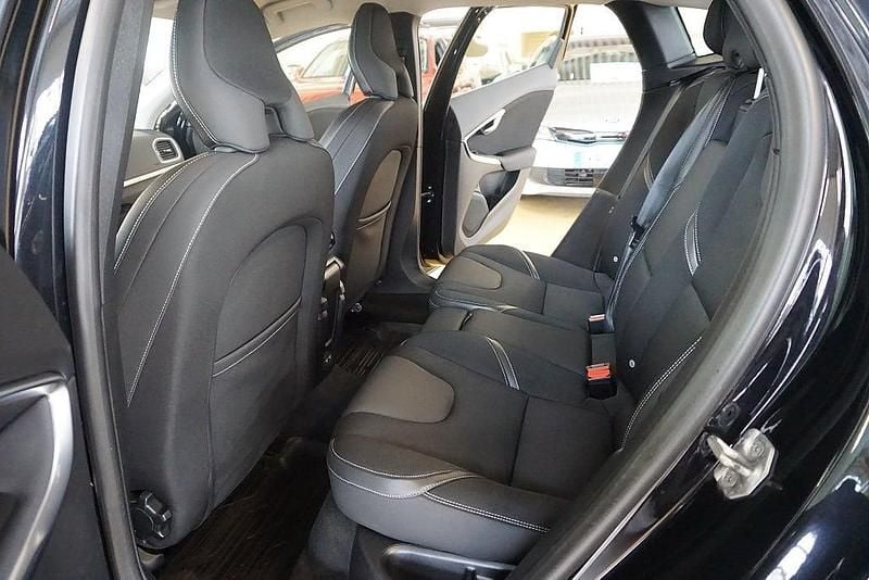 Begagnad Volvo V40 Momentum 150 HK (110 kW) 2015 Svart Halvkombi