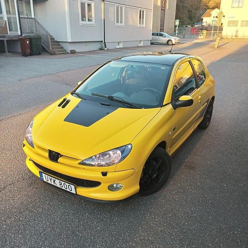 Grå Begagnad 2004 Peugeot 206 Halvkombi | 32 500 kr (Lite dyr) - Bild 1/4