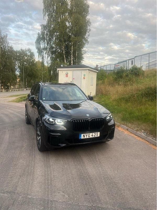 Svart Begagnad 2022 BMW X5 iPerformance SUV | 619 000 kr (Bra pris) - Bild 1/4