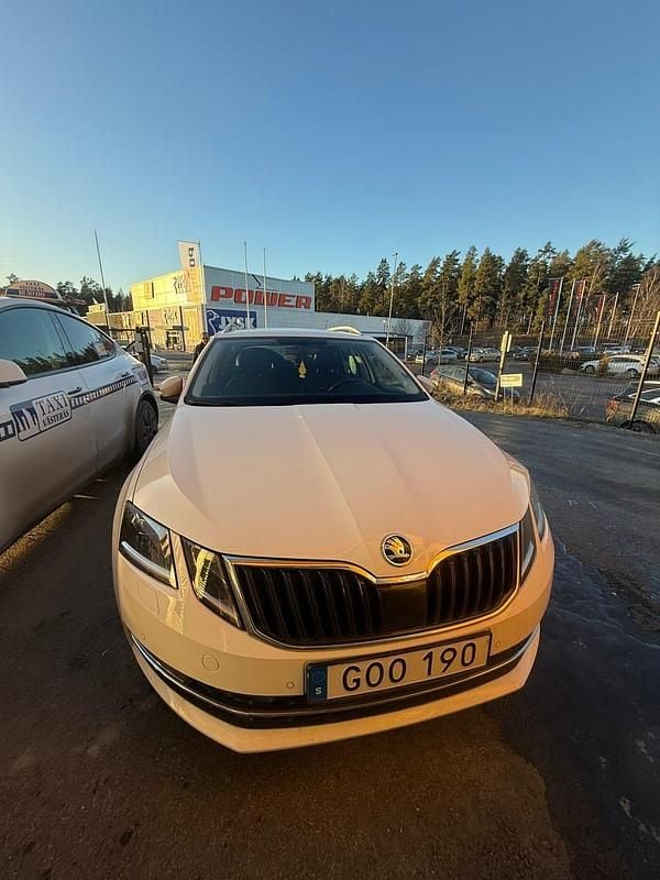 Vit färg Begagnad 2020 Skoda Octavia Kombi | 82 000 kr (Superpris) - Bild 1/4