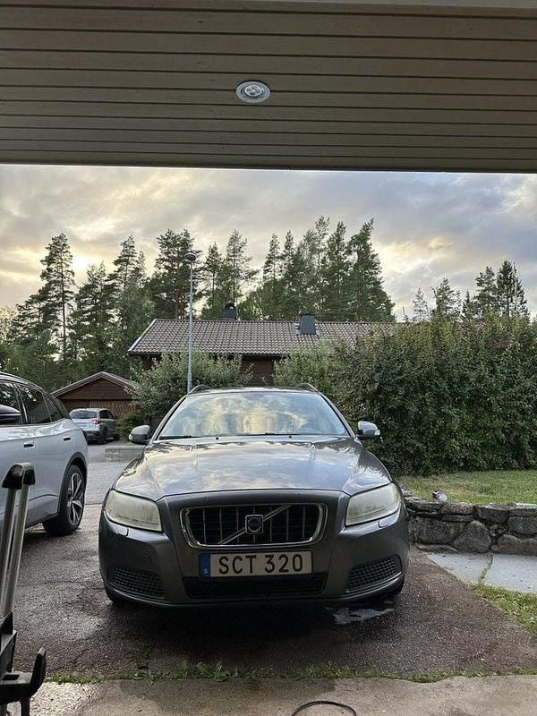 Grå Begagnad 2008 Volvo V70 Kinetic Kombi | 20 000 kr - Bild 1/4