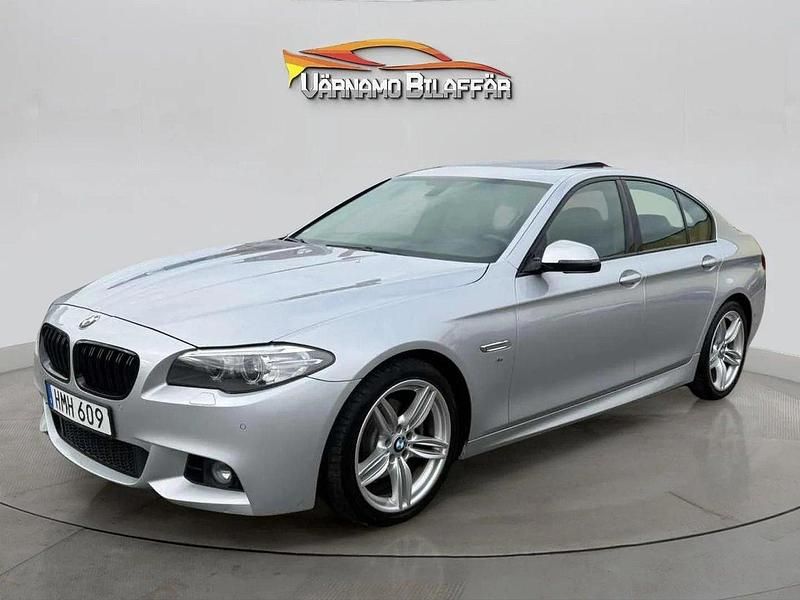 Silver Begagnad 2014 BMW 520 M Sport Sedan | 164 900 kr (Dyr) - Bild 1/4