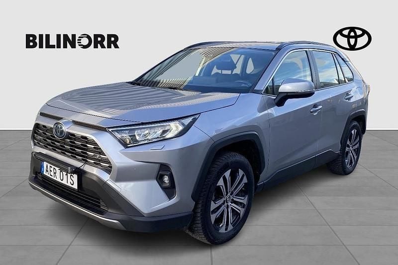 Silver Begagnad 2023 Toyota RAV4 Hybrid Active SUV | 319 900 kr (Marknadspris) - Bild 1/3