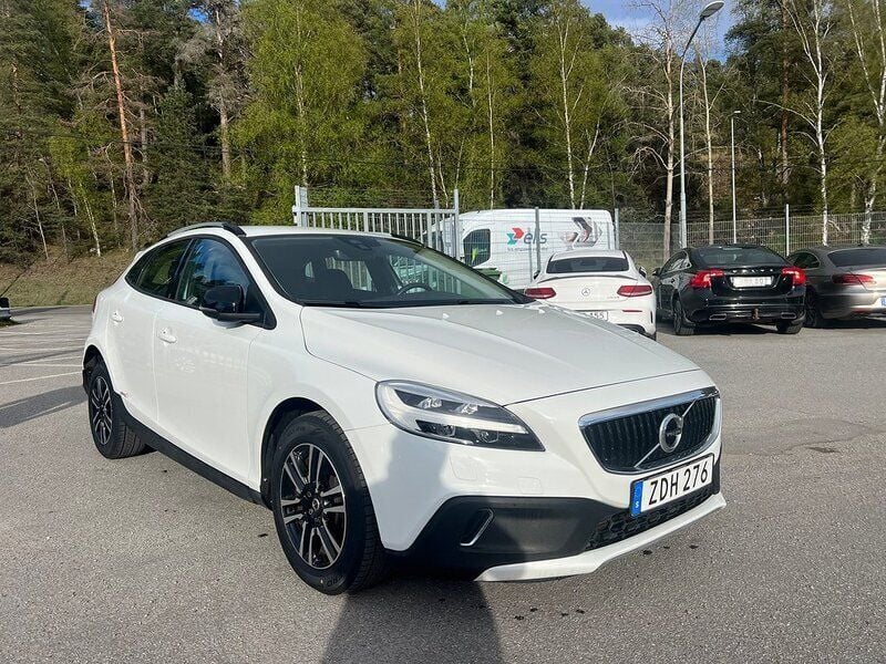 Vit Begagnad 2017 Volvo V40 CC Momentum Kombi | 169 900 kr (Marknadspris) - Bild 1/4