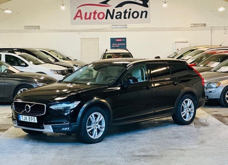 Svart Begagnad 2018 Volvo V90 CC Momentum Kombi | 234 900 kr (Marknadspris) - Bild 1/4
