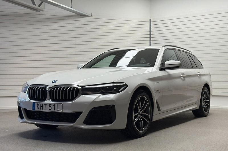 Vit (alpinvit) Begagnad 2022 BMW 530e M Sport Kombi | 378 000 kr (Lite dyr) - Bild 1/4