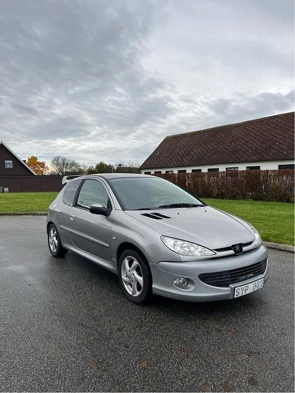 Grå Begagnad 2002 Peugeot 206 Halvkombi | 9 500 kr (Marknadspris) - Bild 1/4