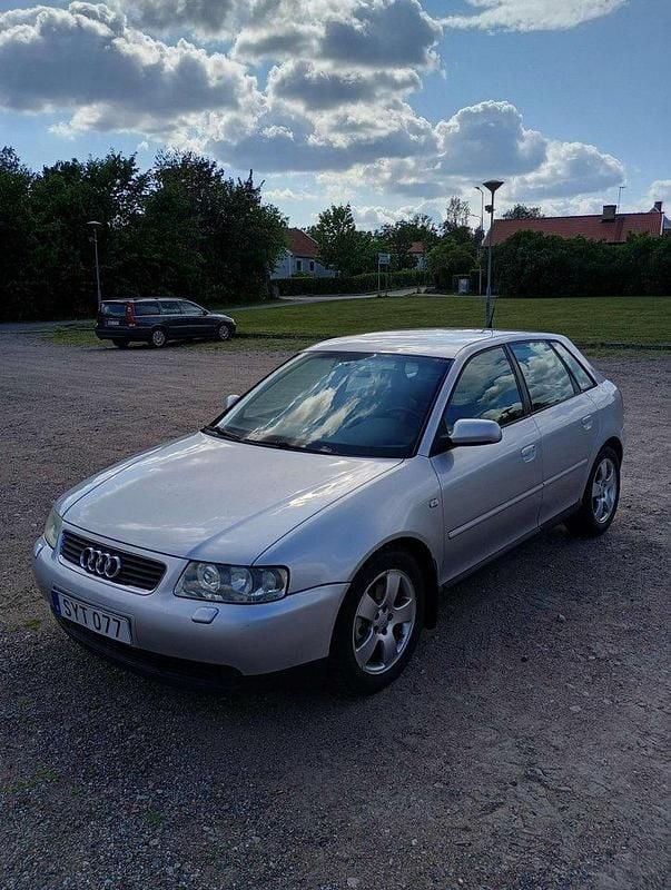 Silver Begagnad 2002 Audi A3 Attraction Halvkombi | 25 000 kr (Marknadspris) - Bild 1/4