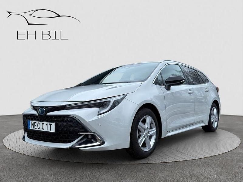 Grå Begagnad 2025 Toyota Corolla Kombi | 299 900 kr (Marknadspris) - Bild 1/4