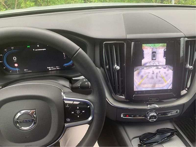 Grå Begagnad 2025 Volvo XC60 Plus SUV | 585 000 kr (Lite dyr) - Bild 1/4