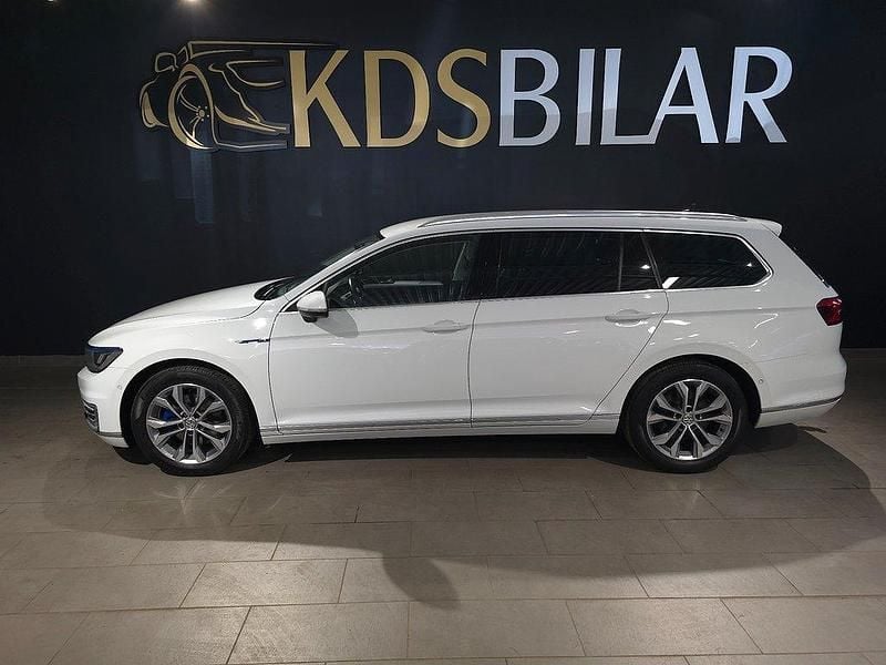 Vit Begagnad 2016 VW Passat GTE Kombi | 159 900 kr (Marknadspris) - Bild 1/4