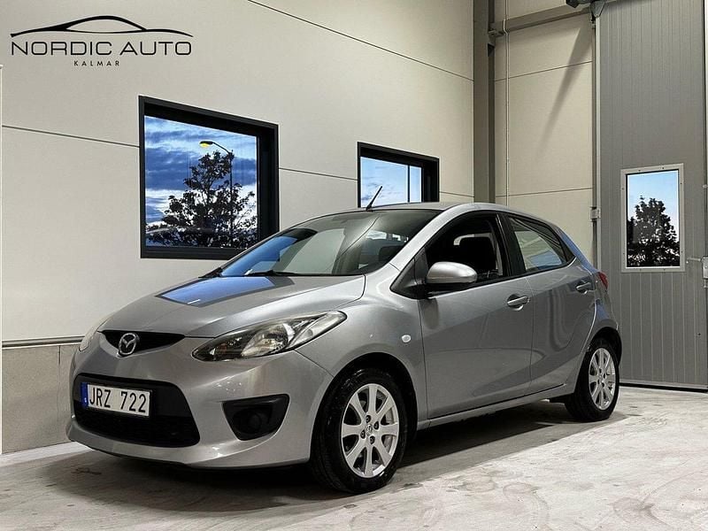 Grå Begagnad 2009 Mazda 2 Halvkombi | 49 900 kr (Marknadspris) - Bild 1/4