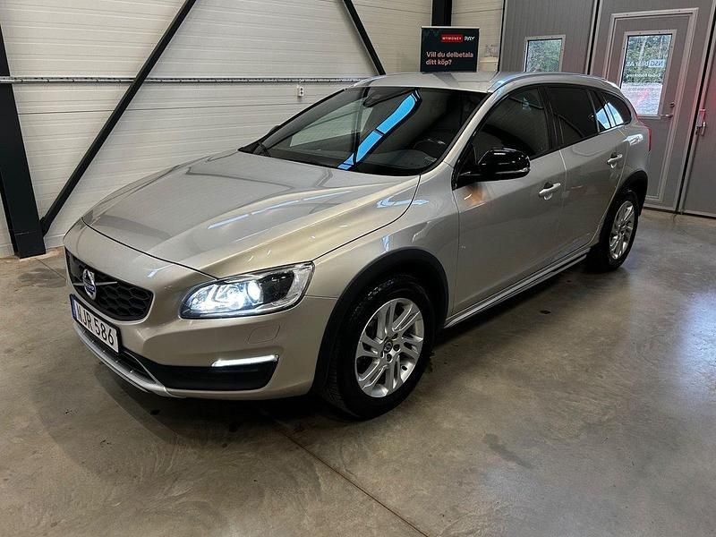 Ljusbrun (brun) Begagnad 2017 Volvo V60 CC Momentum Kombi | 219 500 kr (Bra pris) - Bild 1/4