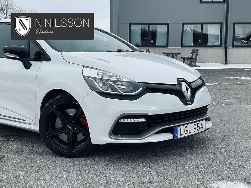 Begagnad Renault Clio IV Trophy 220 HK (161 kW) 2015 Vit Halvkombi