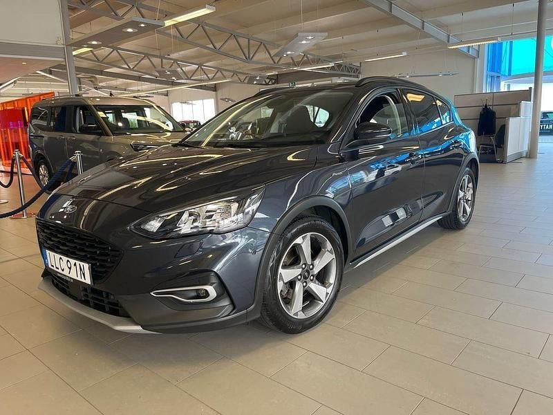 Blå Begagnad 2020 Ford Focus Active Halvkombi | 186 000 kr (Lite dyr) - Bild 1/4